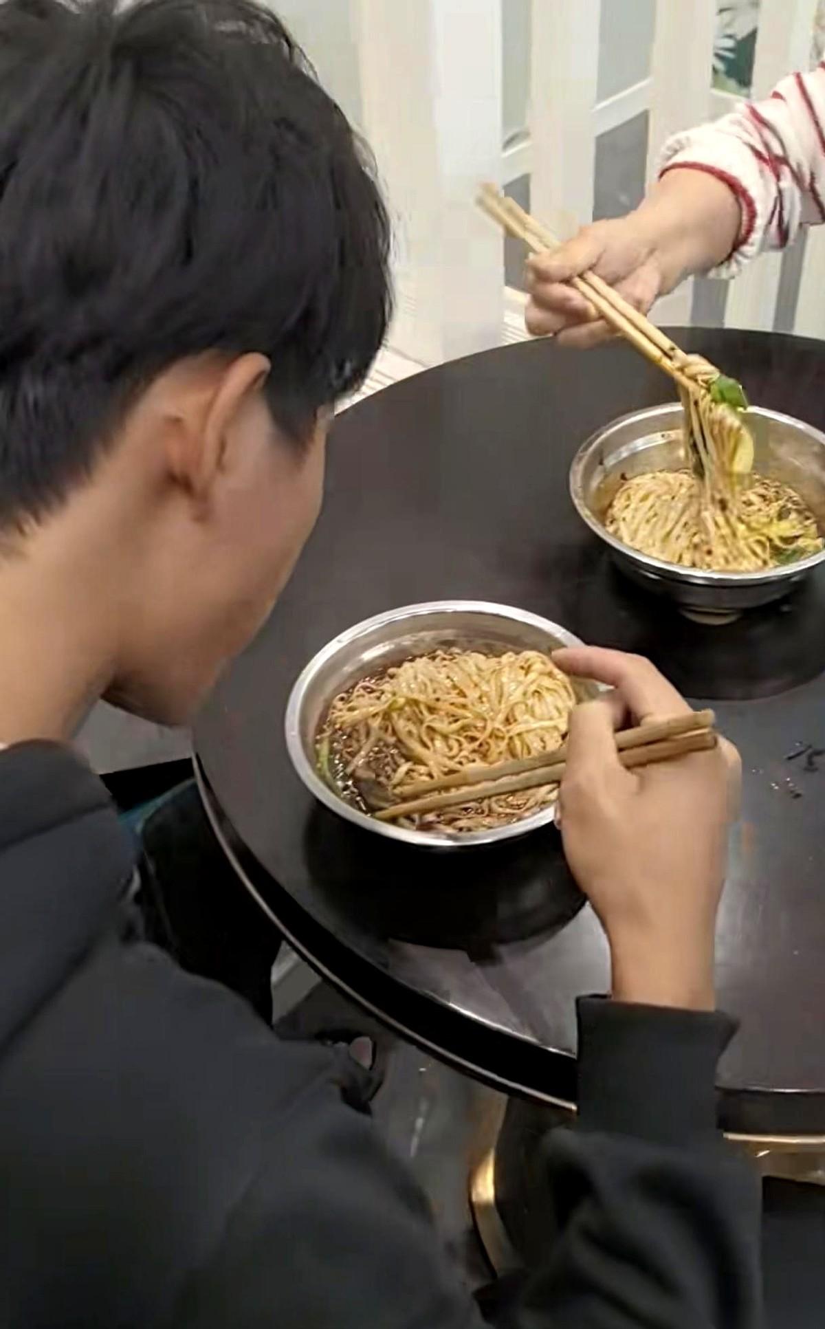 我真的服了聪仔他妈。前脚刚把锅碗瓢盆全套配齐，那架势，以为是要在这儿扎根过日子