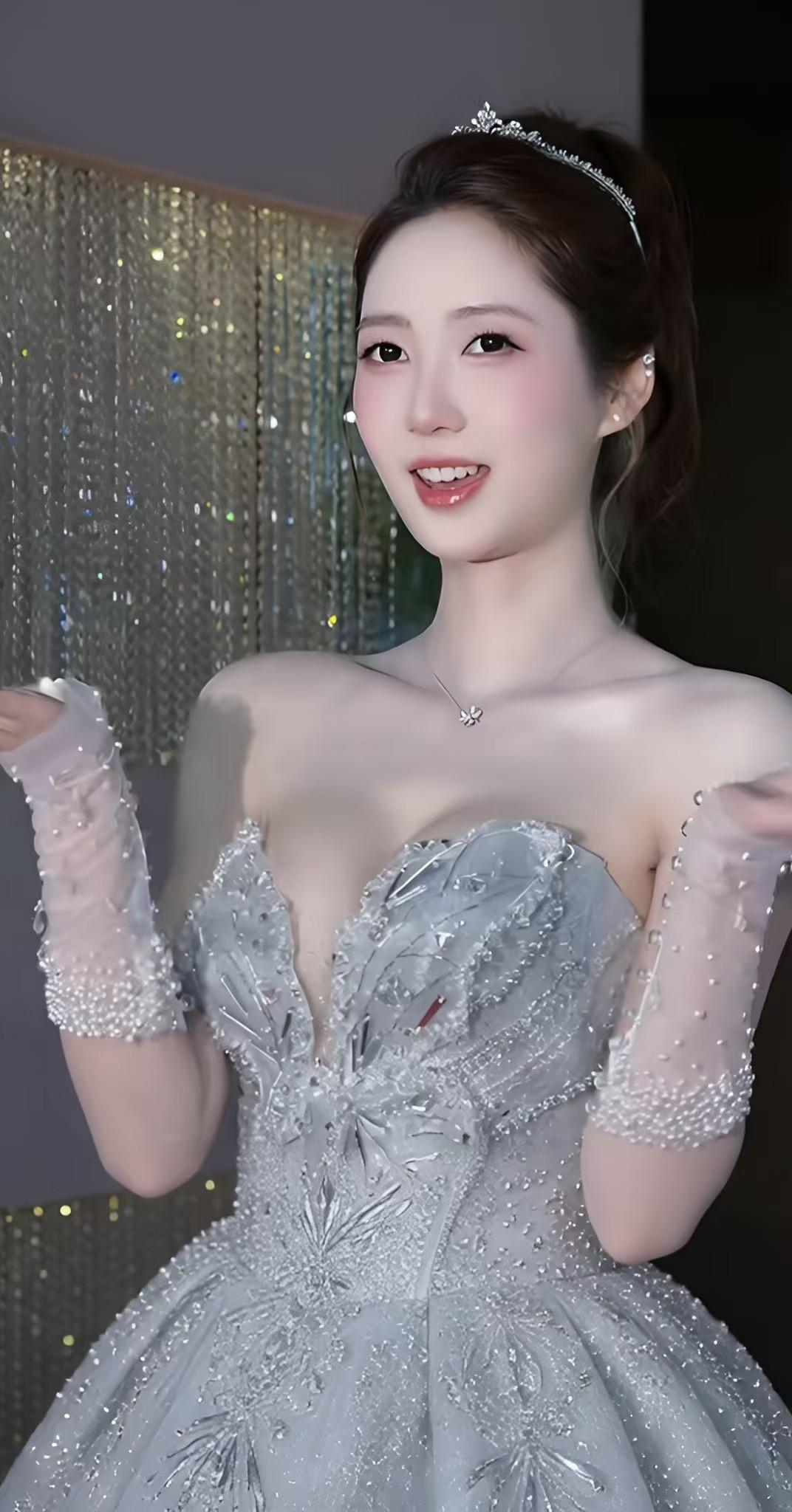 环球华裔小姐魏菁｜于璀璨裙摆间，绽放东方女性风华环球小姐评审聚光灯缓缓洒落，