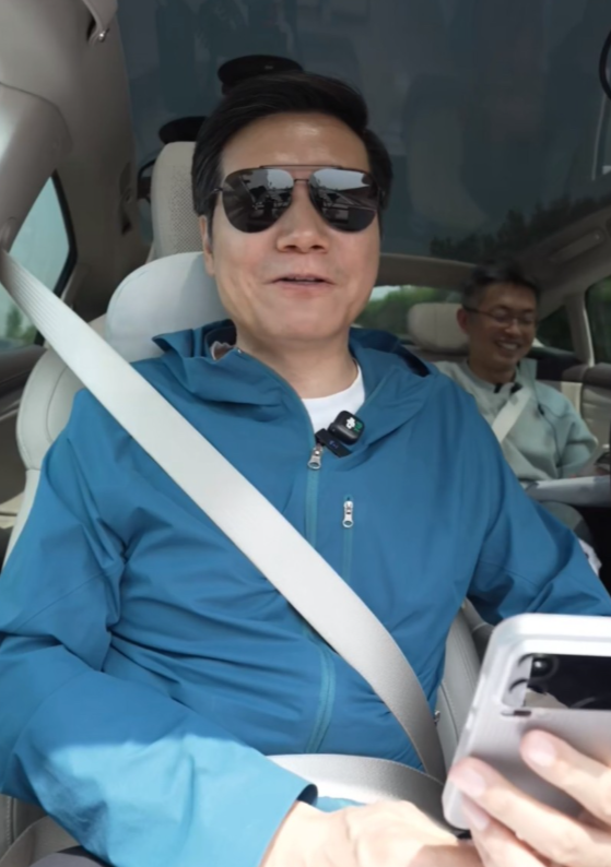 在嘲讽声中，小米老板雷军继续全程直播1265公里只充一次电的测试，他说：我也知道