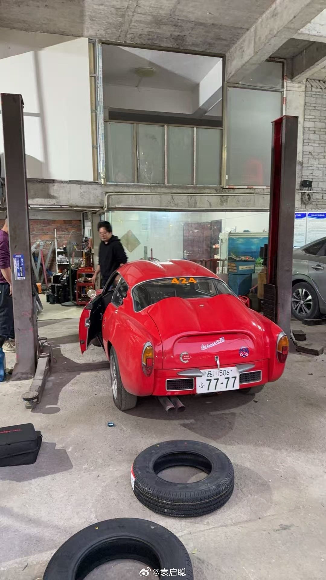 作为正宗意大利车车主，奥山清行先生，每天都在享受修车的快乐，情况大概就是，不能停