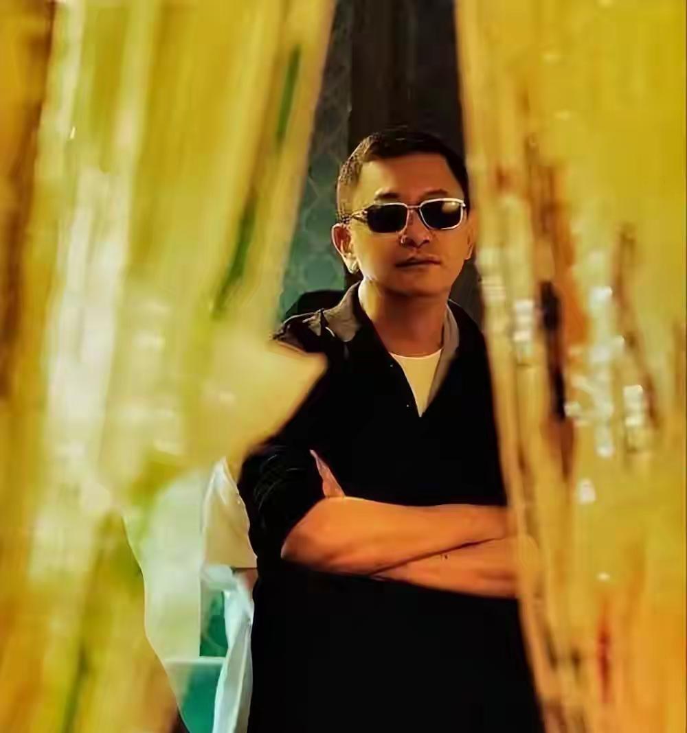 真是卤水点豆腐，一物降一物。王家卫不怕韩国人，不怕日本人，更不怕香港人，可他唯独