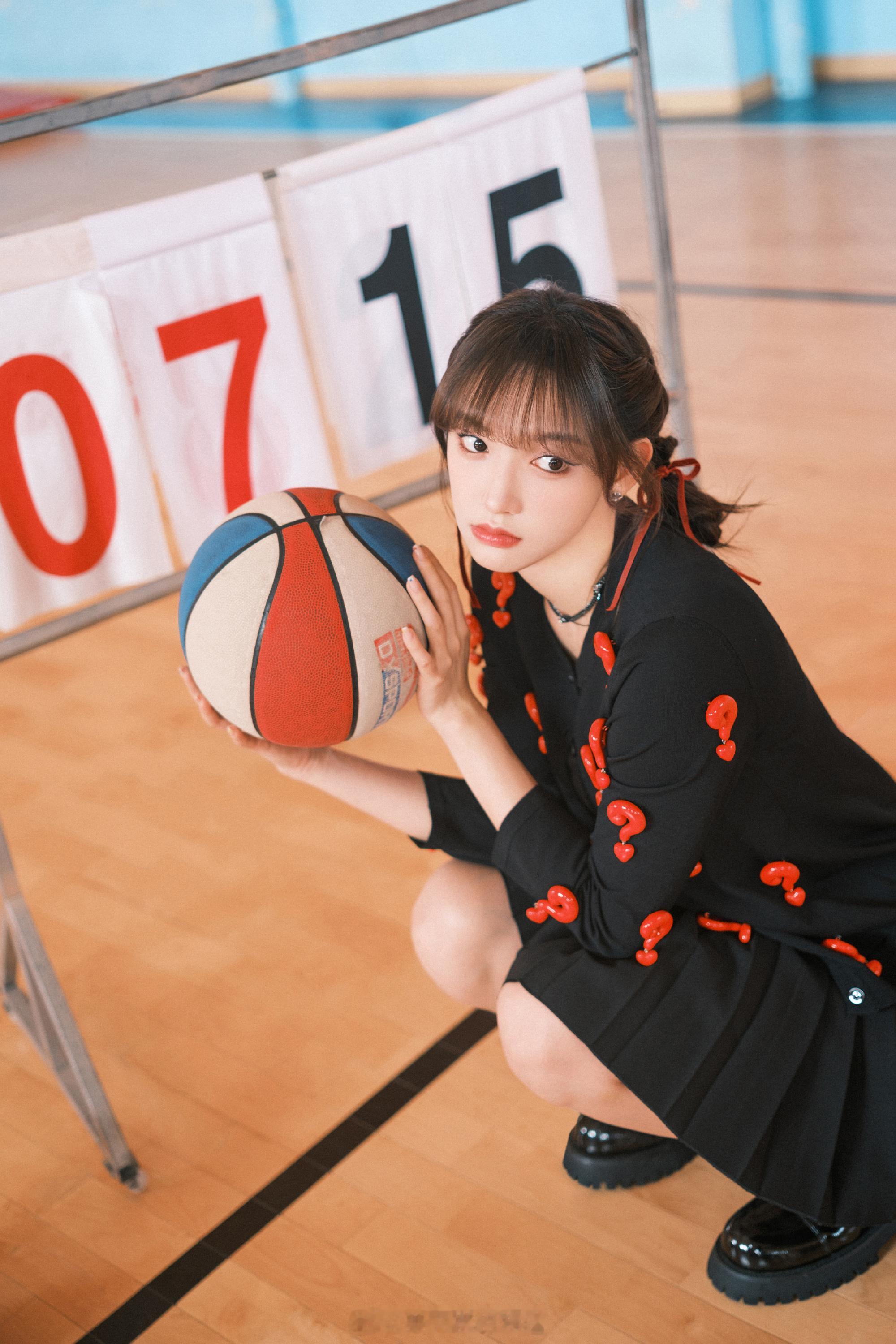 程潇可爱小黑裙