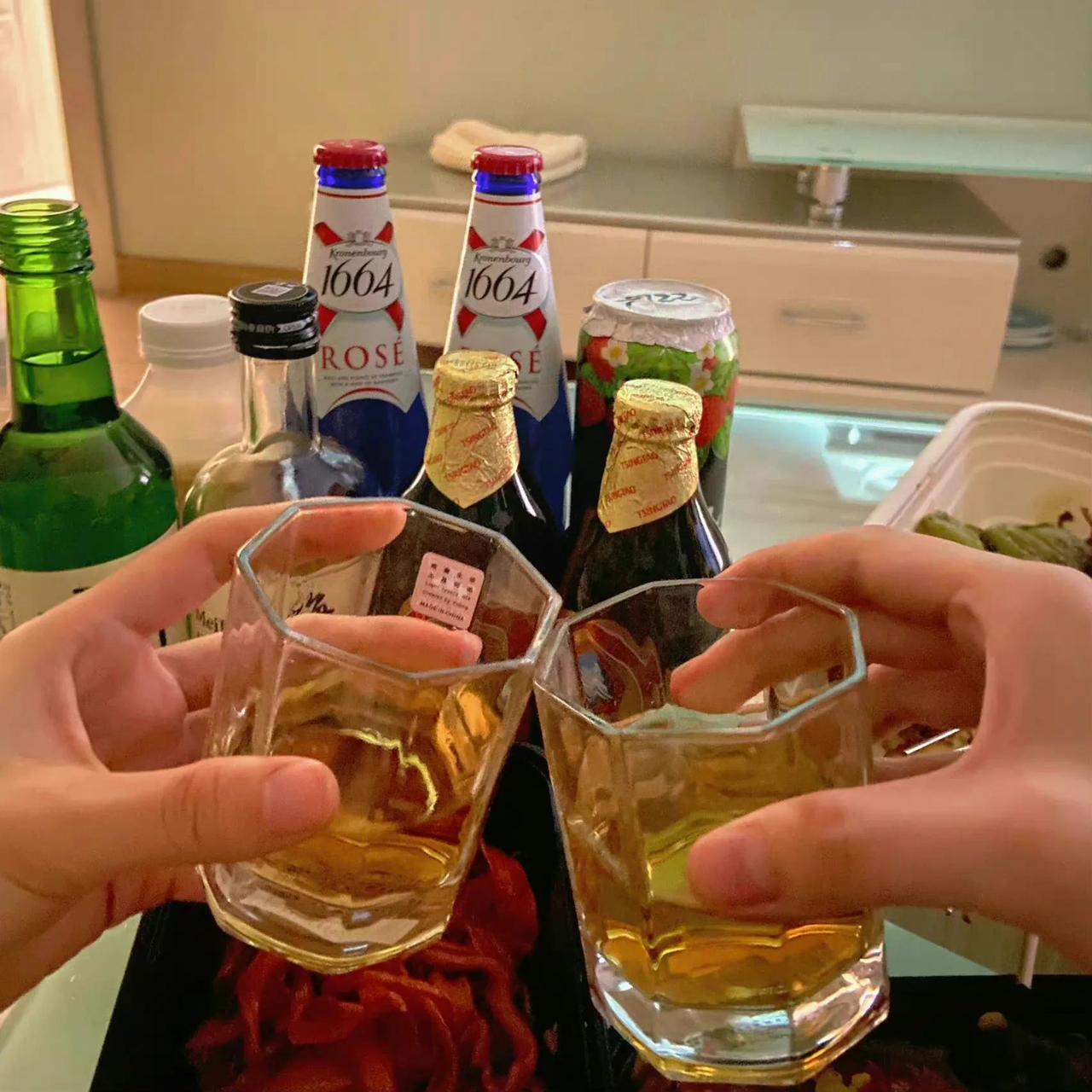 四人相约饮酒吃饭，一人因不喝酒先行离开，随后第二人因身体不适也离开，剩下张某和杨