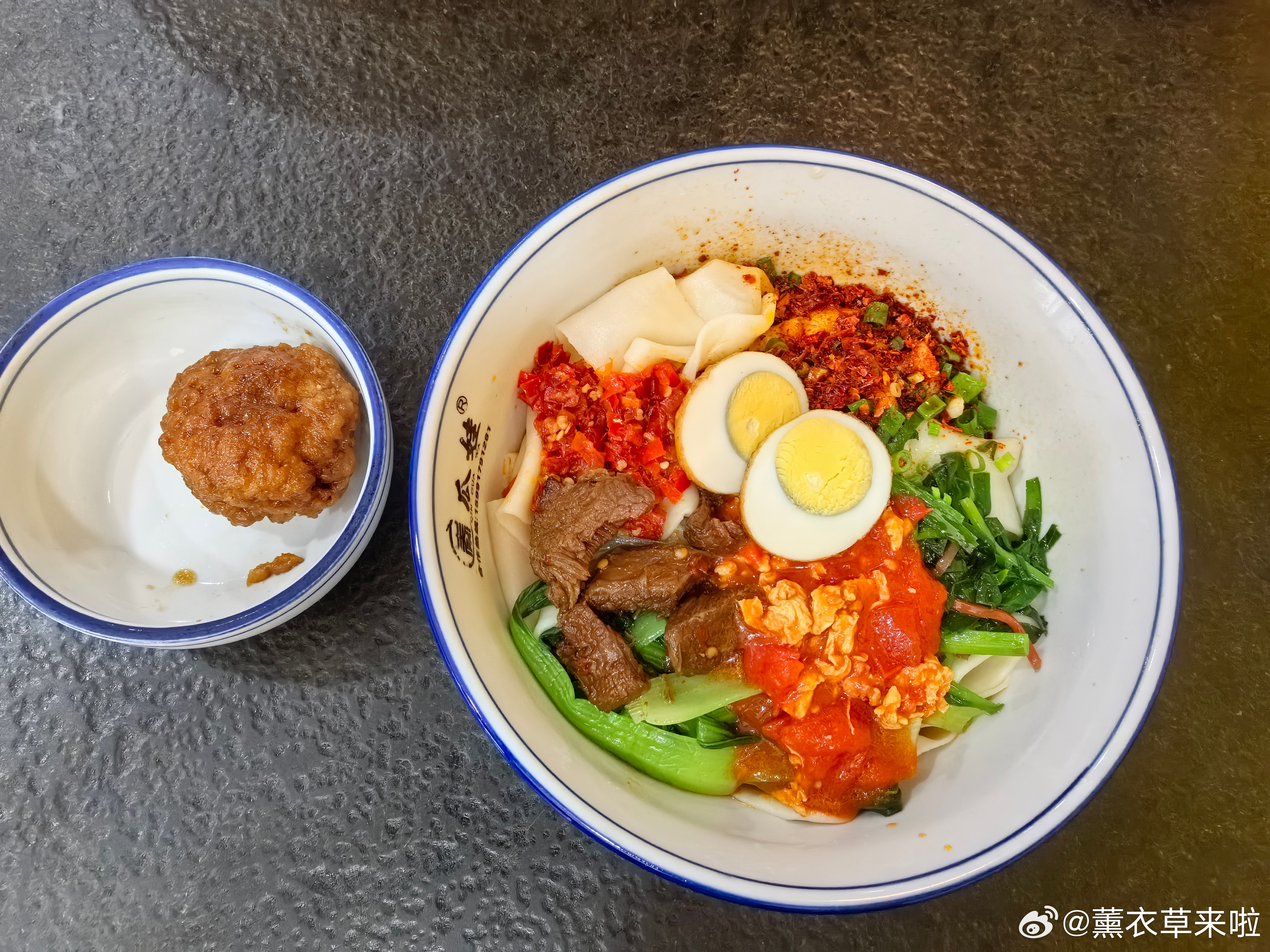 今日午餐今天还是高温天气，拒绝做饭。和孩子两人吃一碗油泼面就搞定。