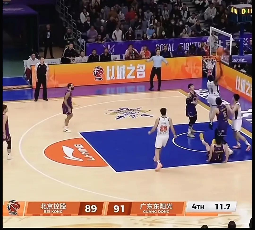 广东队在人员不整情况下战胜北控，陈海涛目睹全过程，非常满意，比赛结束后请全队吃了