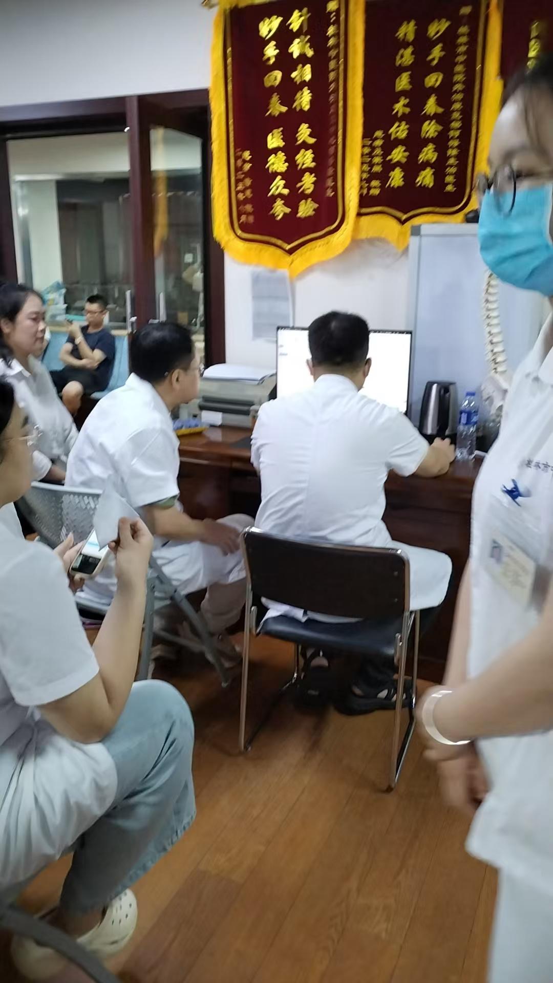 某天，有人给一位医师送了一面锦旗。几个月后，从一个科室到医院各个科室，大多都锦旗