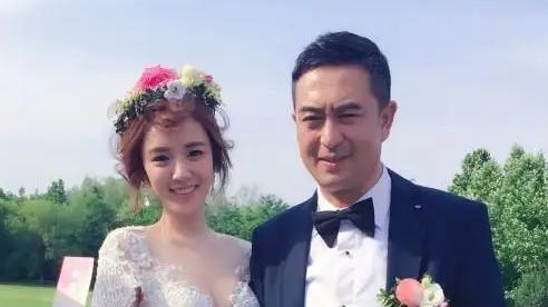 张嘉译出名后，买了7000万的别墅，200万的豪车，而他的前妻杜珺过得很差，记者