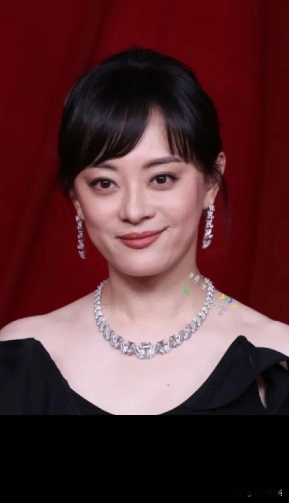 真好啊！，孙俪终于听劝了！这次的芭莎时尚活动，孙俪下嘴唇的痣终于不见了，顺眼好