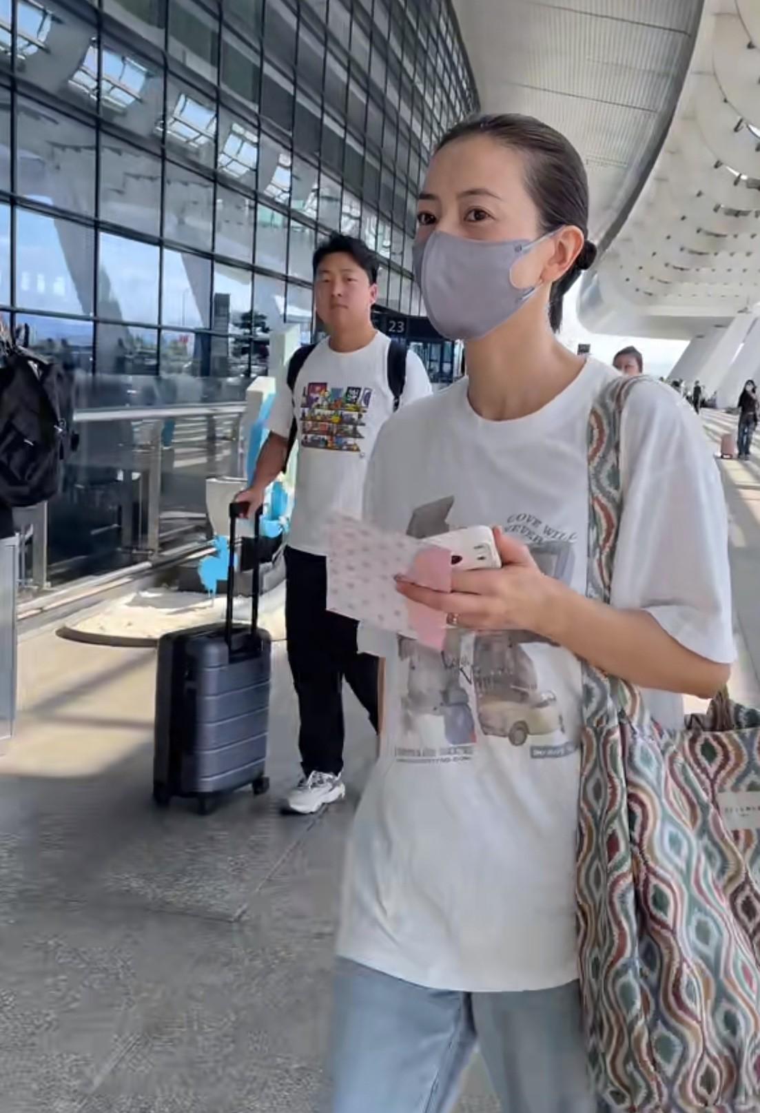 高圆圆大美女的头发也开始稀疏了不过这大光明发型板板正正太而立啦#高圆圆#