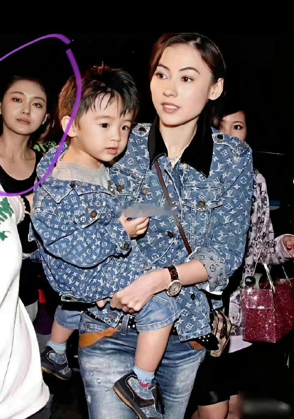 当年张柏芝抱着lucas后面居然是大s！到现在才发现这样的同框，真美好！​​