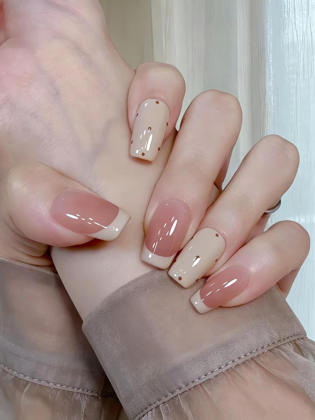 简约大气又耐看的奶杏🤍法式波点美甲！！美甲穿戴甲法式美甲通勤美甲
