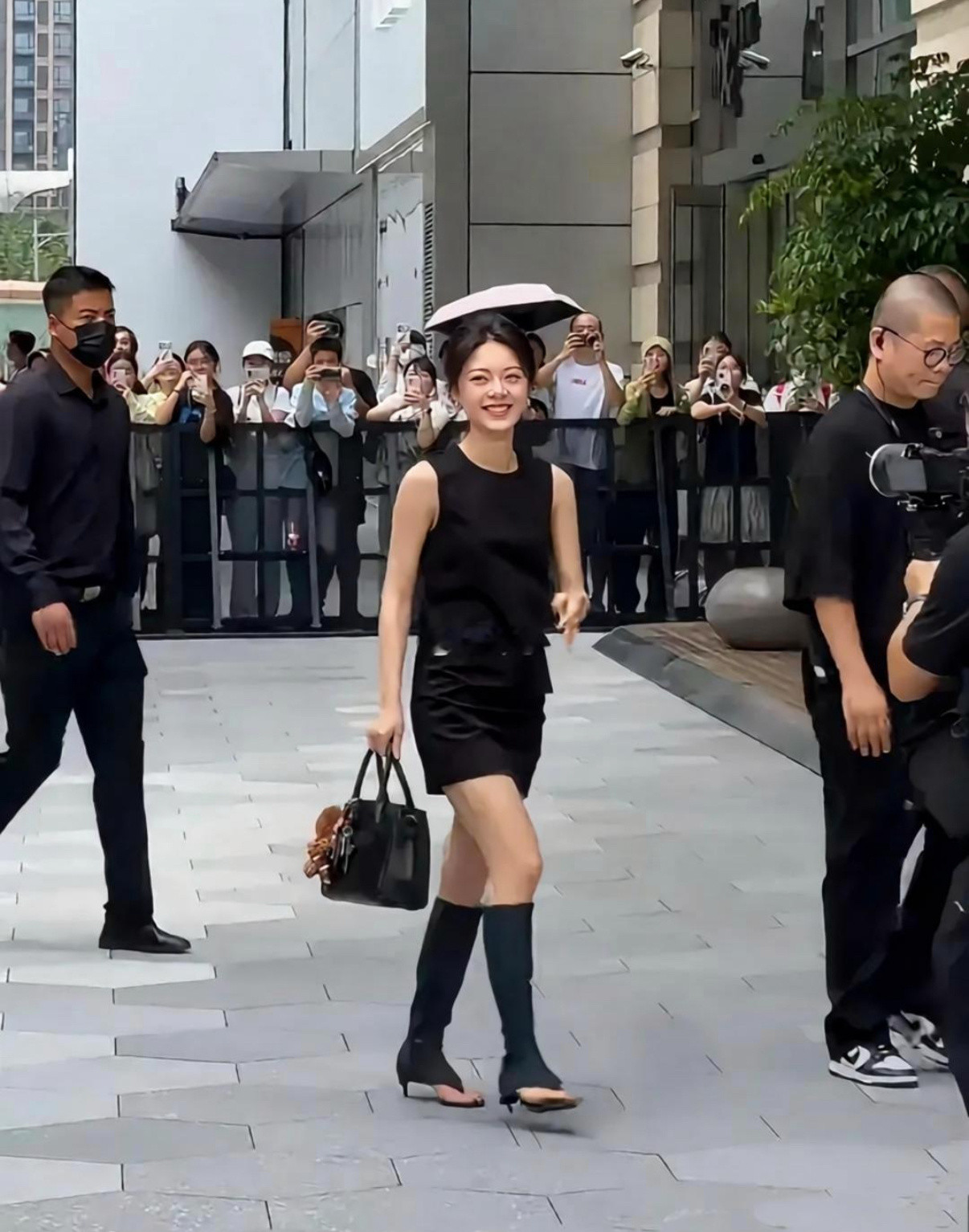 女明星果然是女明星，穿那么素的衣服也能那么好看。​​​