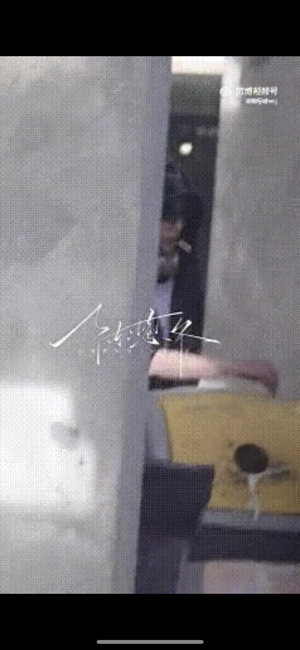 田栩宁不仅公共场所抽烟，还乱丢烟头