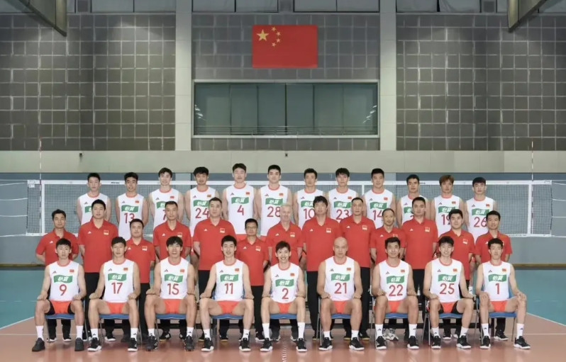 紧随中国女排之后，中国男排也发布了自己出征前的大合影，合影中一共有21位队员，其