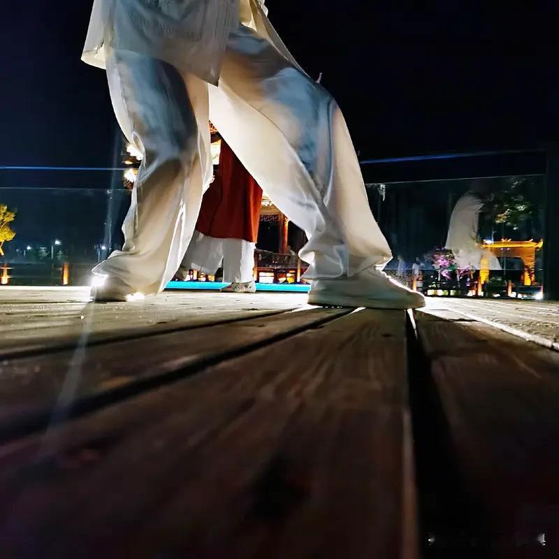 站桩怎么才能做到腿部放松呀?站桩150日，气息如水，绵密地流过；气息如风，轻柔地