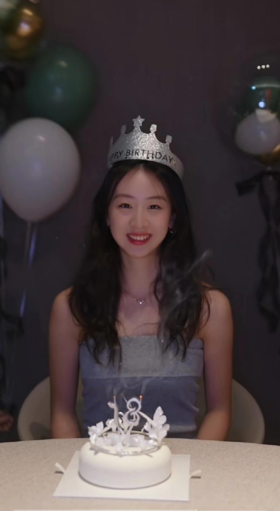 田亮女儿森碟18岁生日照曝光，当初的小不点已经出落成大姑娘了，还是个小美女，高高