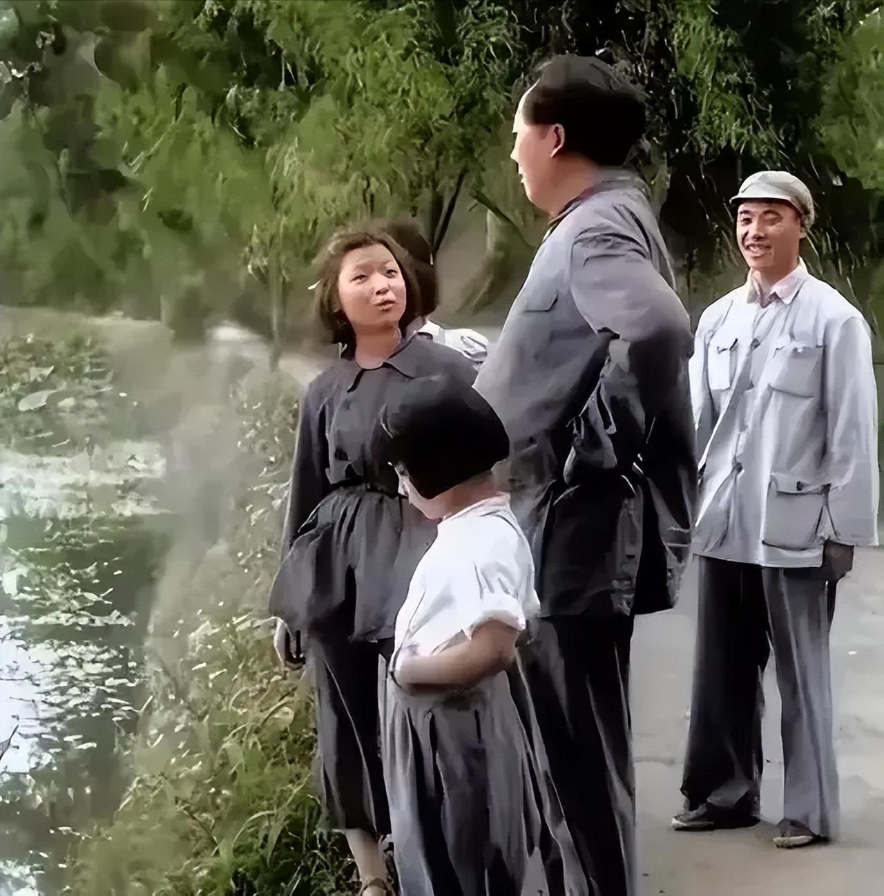 这是毛主席和小女儿李讷，以及叶燕燕、警卫员的真实容貌，都看看吧，这不是演员扮演的