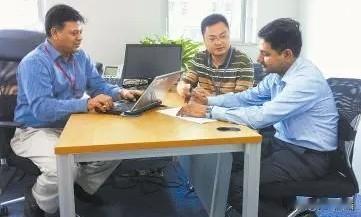 有人说一些互联网大厂招印度人是因为缺少软件人才，但是另一边咱们的大学生找不到对口