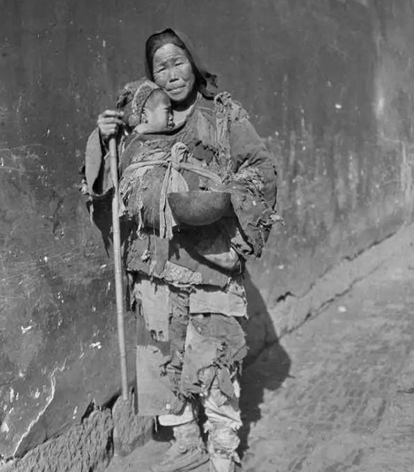 1949年，湖南平江解放后，有一个乞丐模样的妇人，径直走进了县委大院，当门口的守