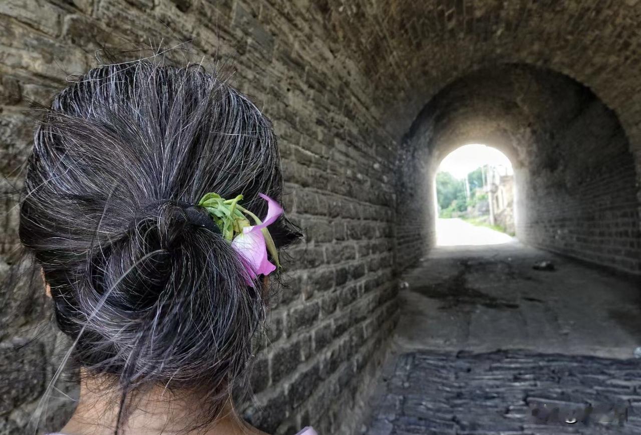 我有一个截止上个月56年来没碰过女人的56岁老光棍堂哥，但就在这个月，突然宣布有