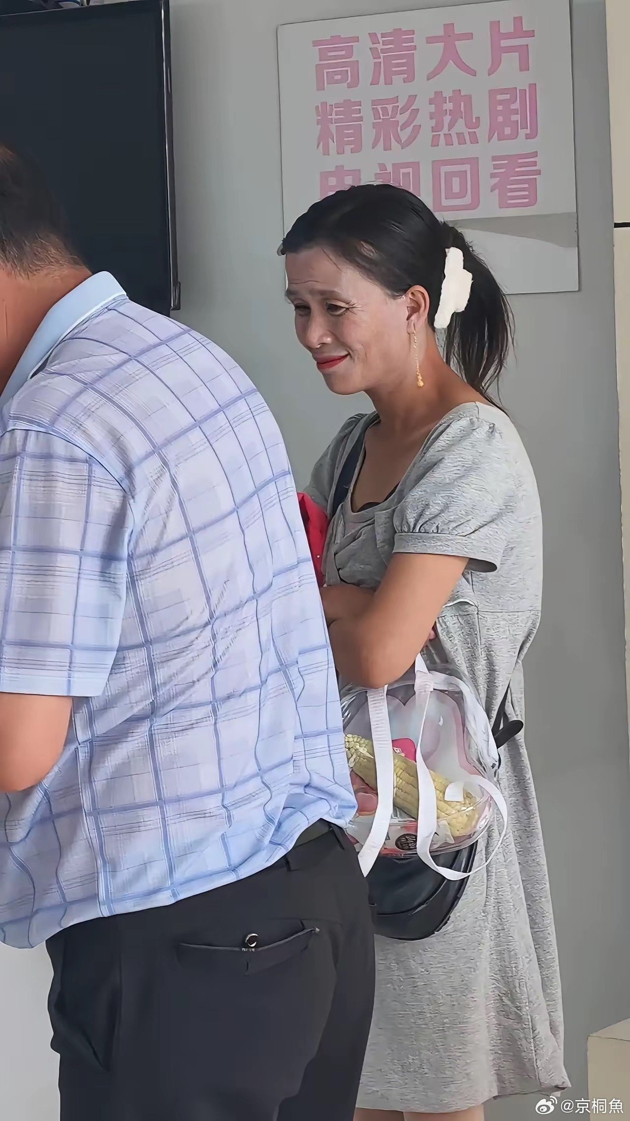 这妆化的，若大晚上见到估计得吓一大到。不会化可以不化
