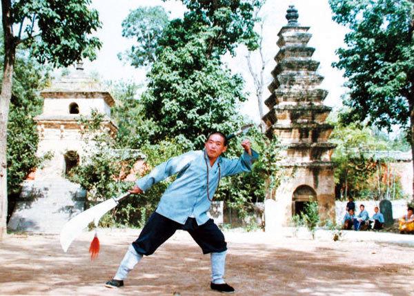 21岁的释永信在少林寺的塔前耍大刀，似乎武功高强 记得好多年前，有张照片挺火