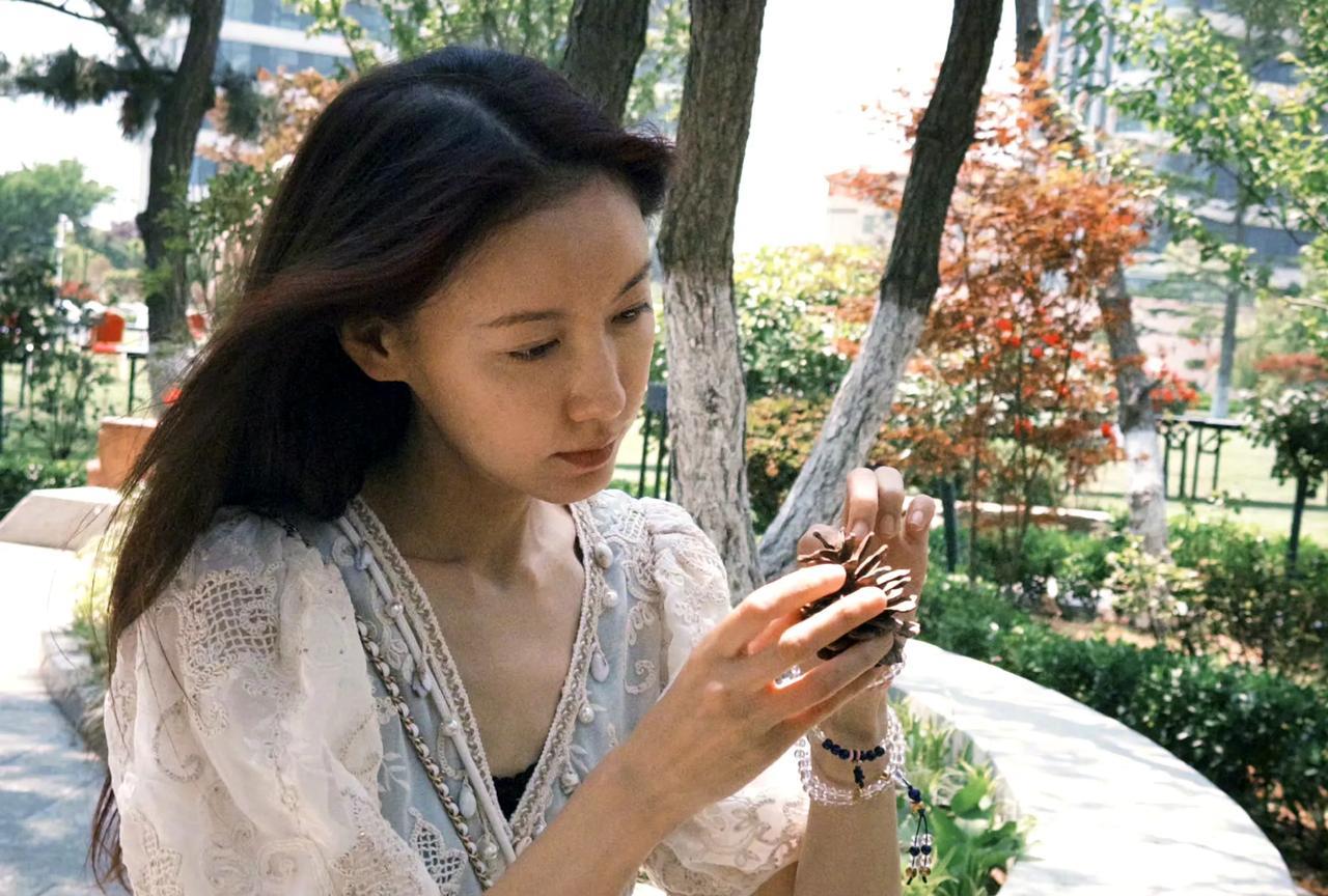 她当年被白百何爆料隐婚生子，估计她一辈子都不想搭理白百何了吧？她是娱乐圈最低调、