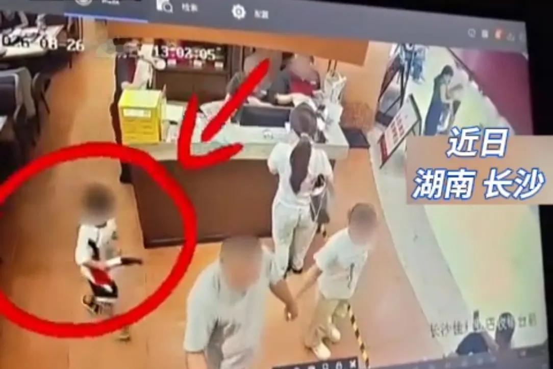 长沙女子被男童“摸”屁股那事，大家注意到一个细节没有，就是当时男孩的两边都是人，