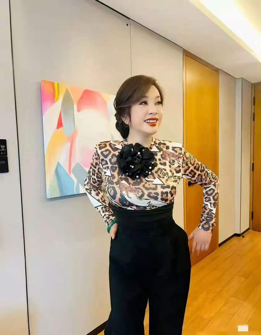 被刘晓庆这套造型惊艳！刘晓庆红色皮衣学院风又飒又有少女心，酷帅与甜美完美融合，状