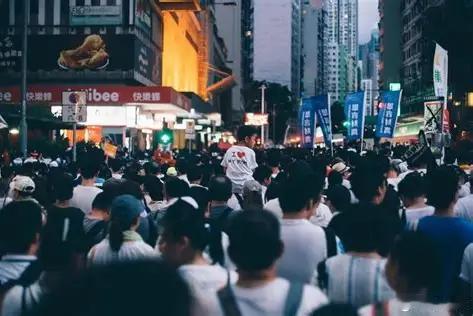 我刚才看了一个人口数据推测，说最悲观的情况下——美国不大幅收紧移民政策，而中国的