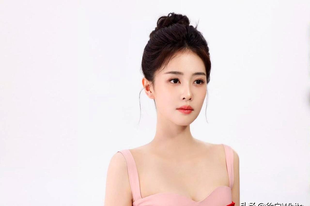 白鹿这事儿一出来，网友立马开始顺着线索扒，动作快得很。5月13日，她名下多了家