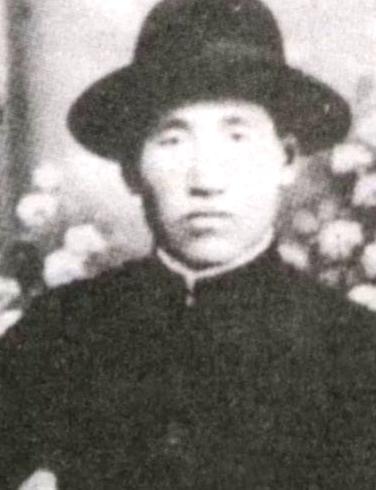 1944年寒冬，杜希刚正蜷在土炕上酣睡，忽闻院外犬吠声透着蹊跷，他猛然惊醒，反手