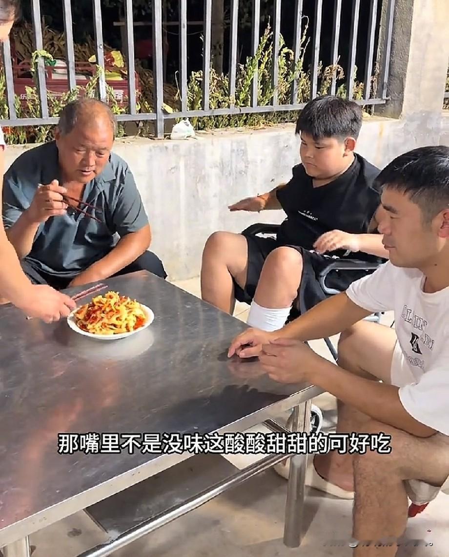 小故事！老爷子终于平安回到家中。从外面回来后的，半熟没问老爷子身体是