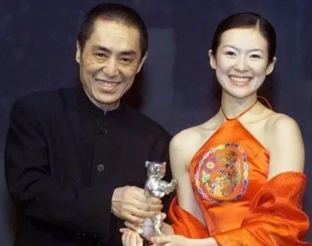 2000年，章子怡跟着张艺谋上台领奖，两人捧着奖杯，笑容灿烂。下台后，张艺谋转身