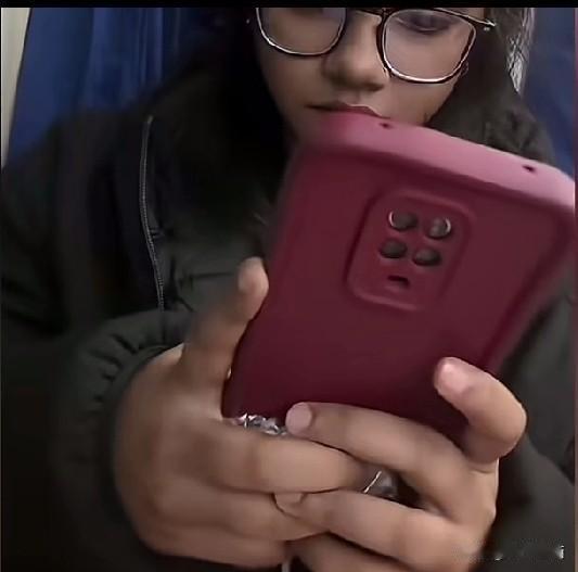 这位印度女学生凭自己的真本事被保送到了上海的大学，由于成绩优异学费全部免除，而且