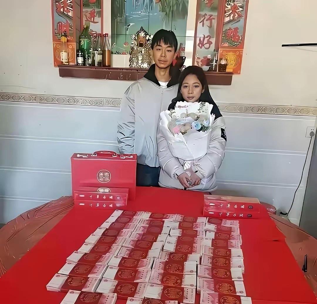 果然不是钱越多越开心！满桌钱，两人都笑不出来；几叠钱，两人都笑的很开心！
