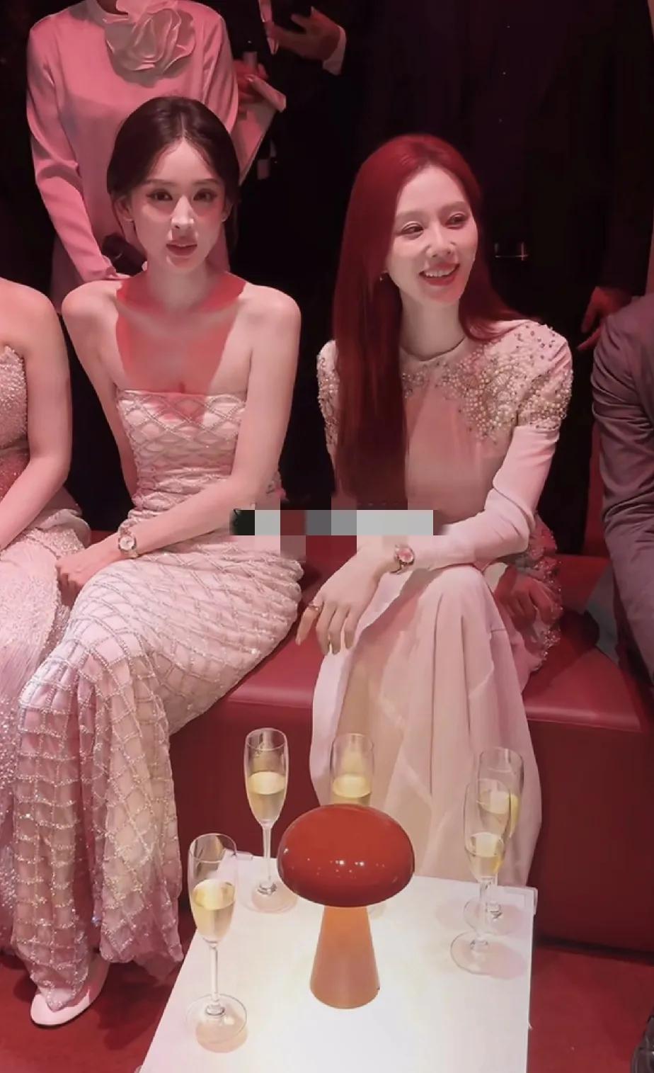 娜扎的美有一种神性，谁和娜扎一块好像都没那么自信了。
