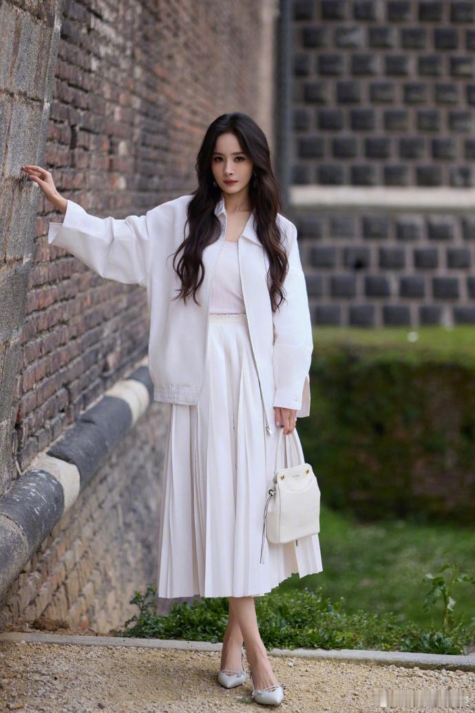 杨幂米兰时装周看秀造型杨幂米兰时装周看秀造型，全白look如何？