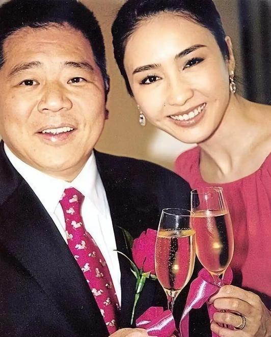 2009年，38岁的黎姿走投无路，哭着找到53的岁的马廷强借钱，马廷强说：“只要