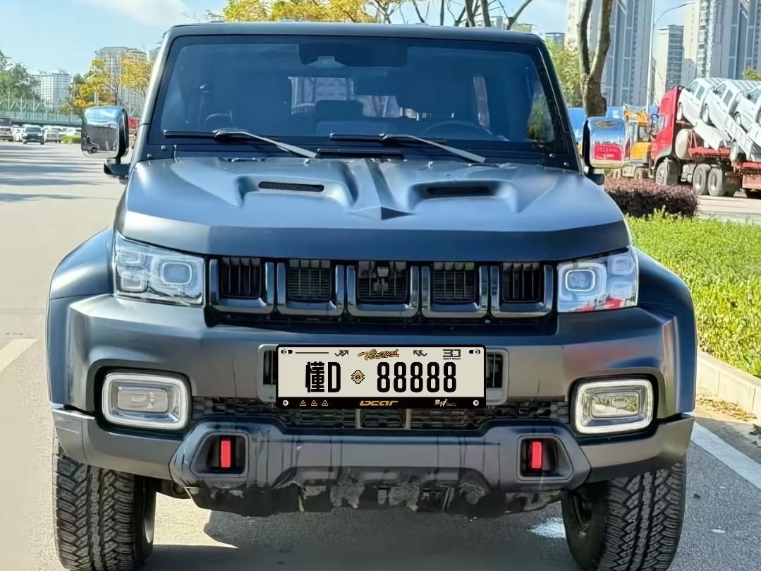 北京越野BJ40是北汽旗下的硬派紧凑型SUV，非承载式车身的硬派方盒子越野车，越