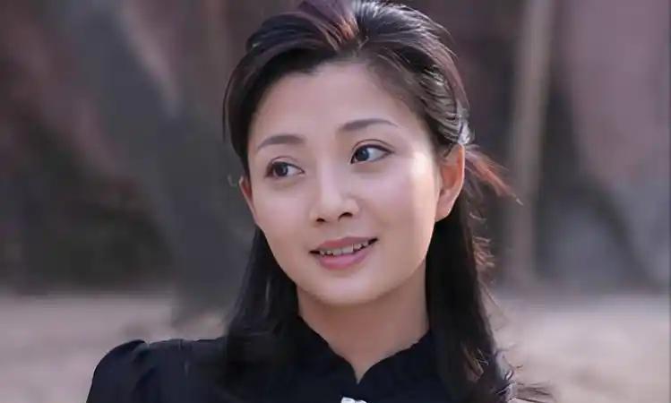 把大龄剩女殷桃许配给辛柏青，或许还真行！虽然她跟别的男人结过婚，但没有生过孩子就
