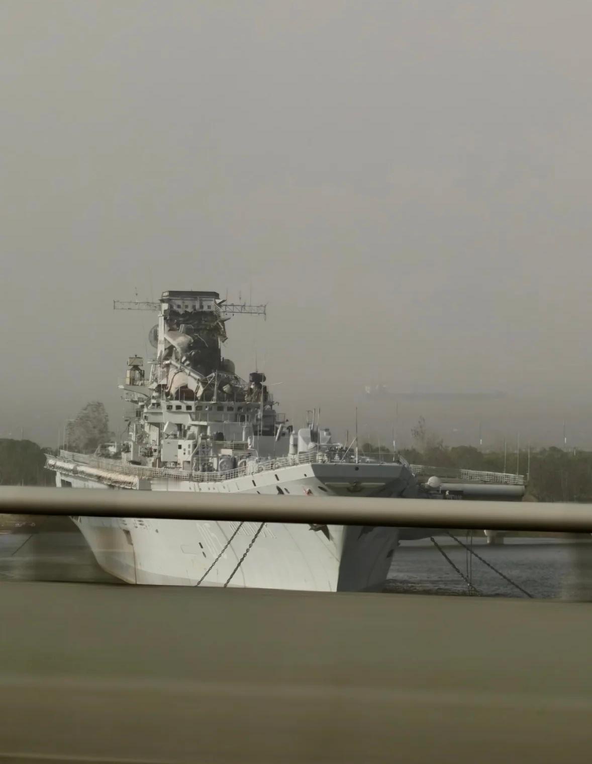 明斯克号上次失火后一直维持现状，在这占地方不如拿去当靶舰