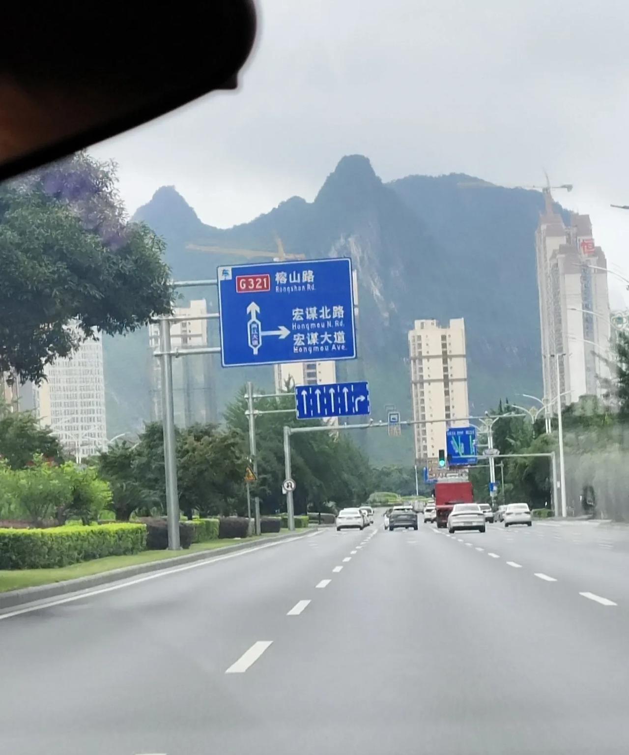 打滴滴出行，去办业务。坐上车五六分钟，有一个路口，司机师傅右拐，我一看和我去的方