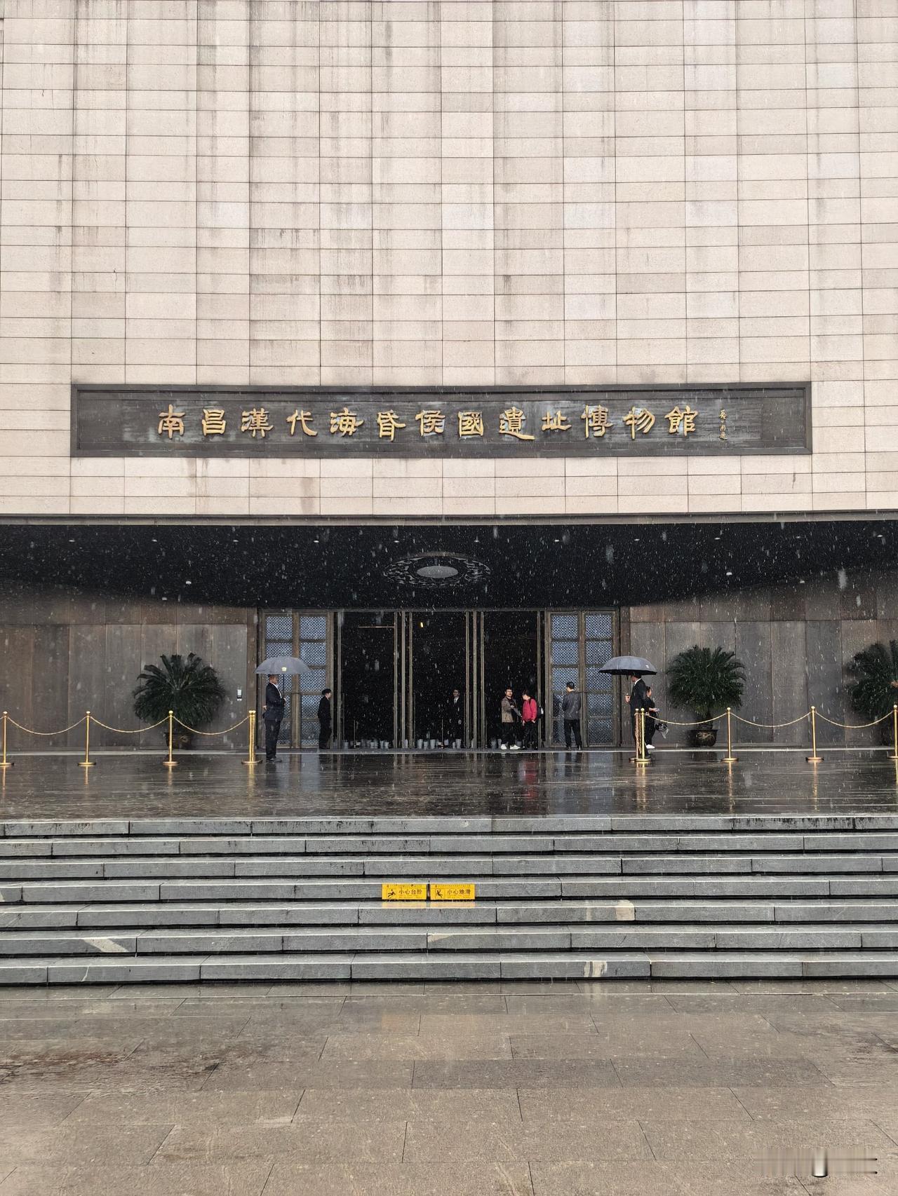 海昏侯刘贺，葬于江西南昌，他爸昌邑王刘髆葬在山东巨野，刘贺墓葬出土的东西是他爸刘