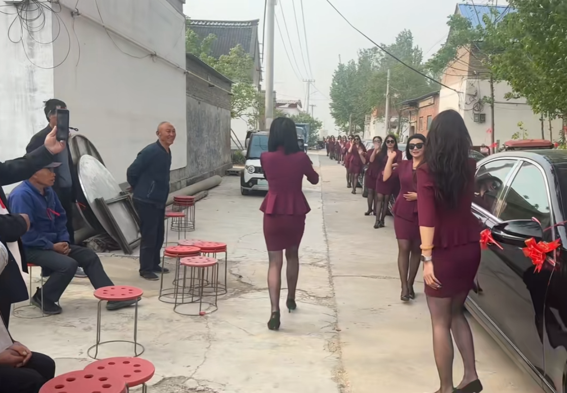 大爷在轮椅上边瘫痪20来年看到这场面以后健步如飞感觉自己能打5个