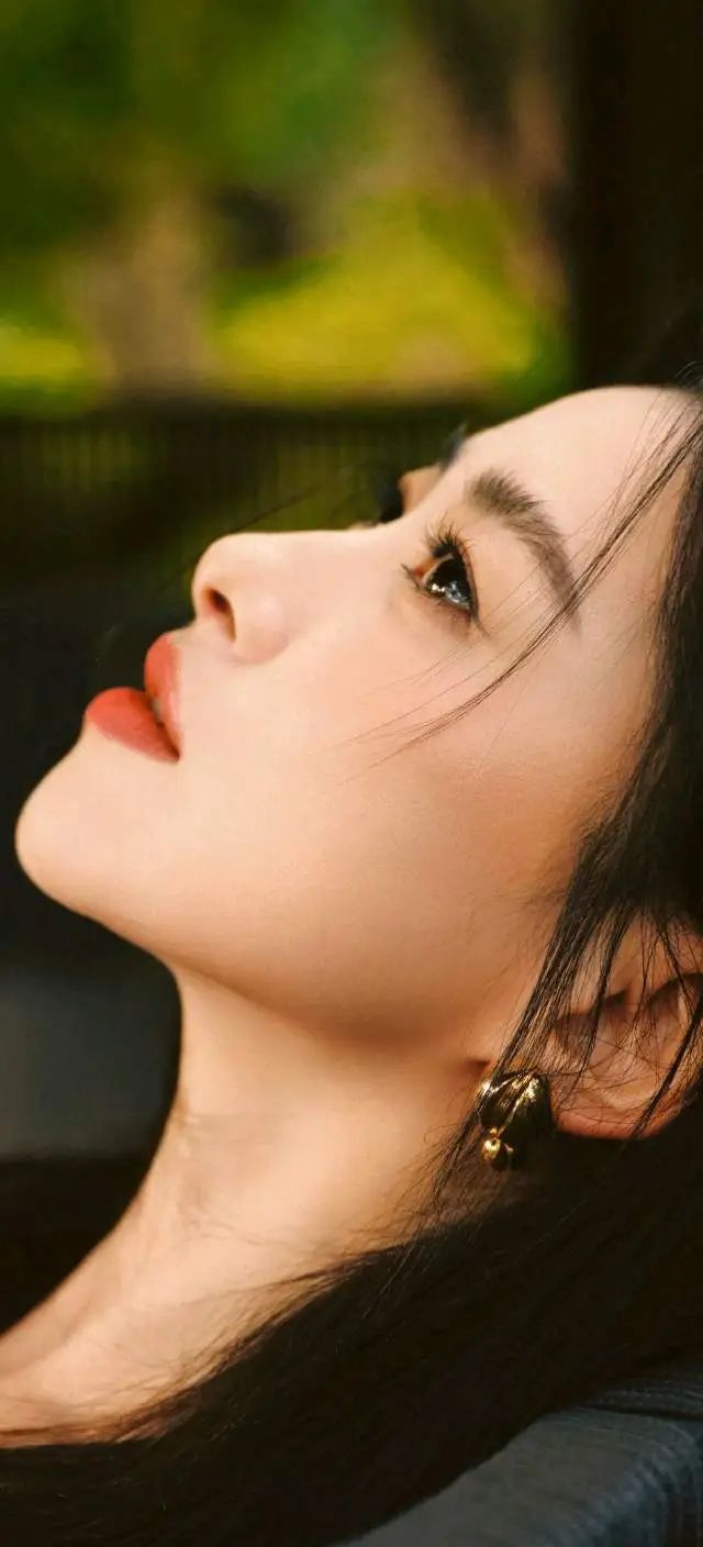 朱珠演绎成熟女性魅力，优雅妩媚