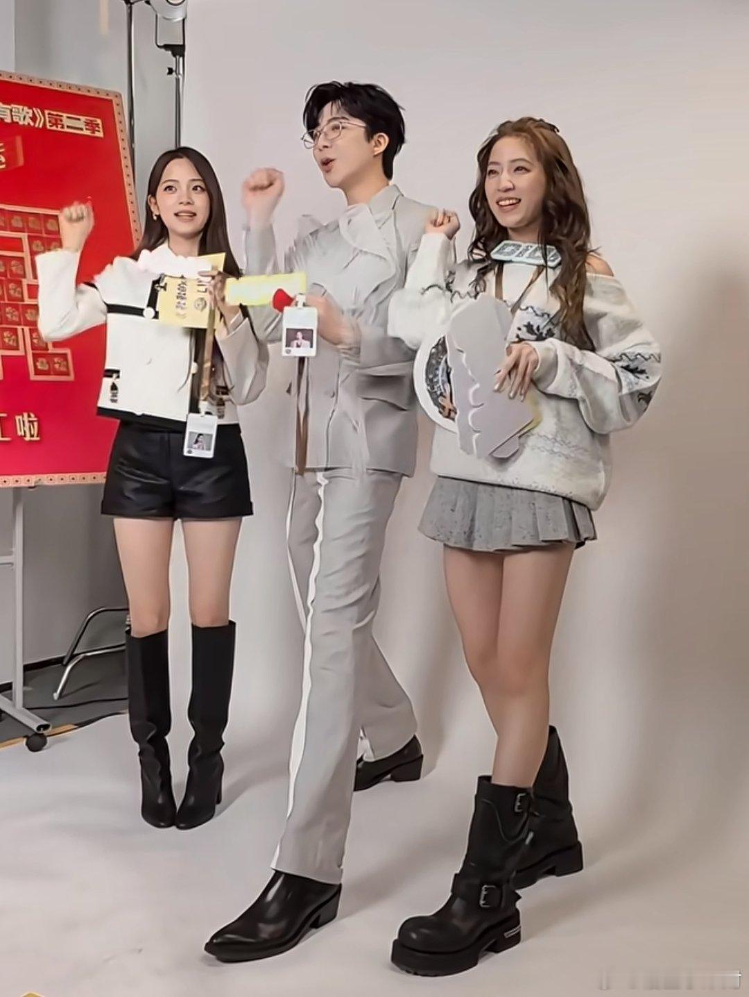 刘宇宁、欧阳娜娜和欧阳娣娣对着镜头比招财猫手势。刘宇宁在三人合拍时还劈叉迁就女生