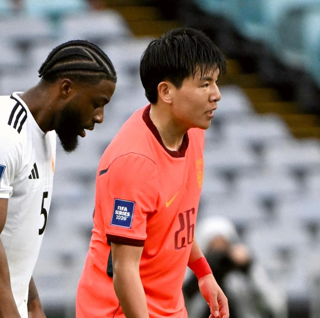 看过徐彬这场比赛的表现，能说明一件事，那就是年轻球员必须走出去，王钰栋（们）也得