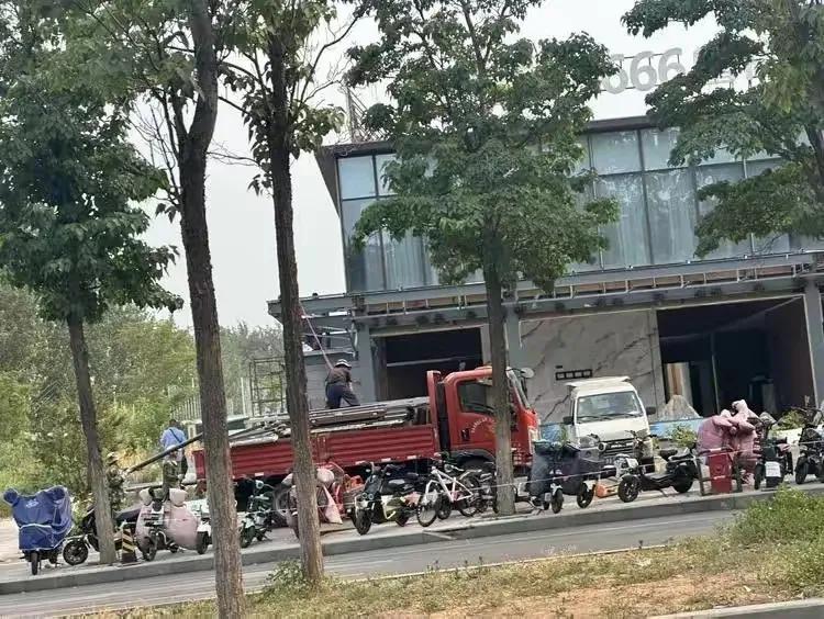 章丘鲁商合盛汇，商场还没开工呢，售楼处先拆了。鲁商合盛汇位于赭山大街以西、