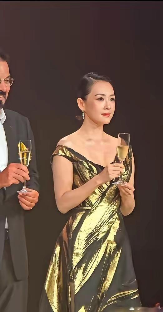 230万砸进去，3个亿拿出来章子怡这波操作，直接把同行看懵了。前几天她穿着黑金长裙顶着狼尾短发亮相，